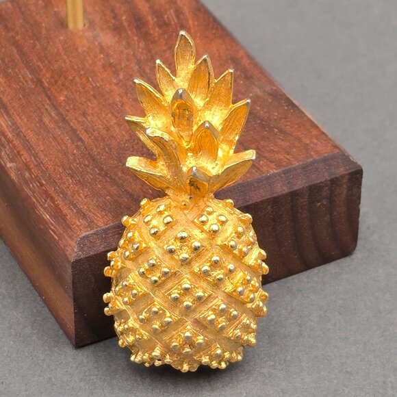 Unbranded Jewelry - VTG Gold Tone Pineapple Brooch Pin 2" Textured Details Success Hospitality